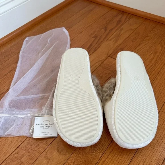 NWT Pottery Barn Dune Leopard Faux Fur Cozy Slippers size M - Picture 3 of 3